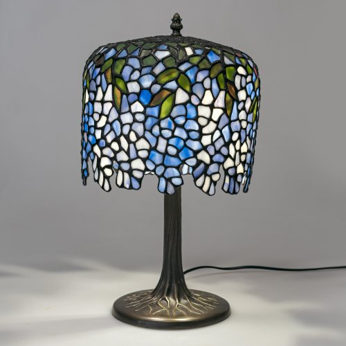 Lampe, Art Tiffany. 20. Jh. Lampenfuß aus Metalllegierung mit Bronzefinish. Lampenschirm aus verlöteten farbigen Glasteilen. H. ca. 49 cm. Minim. Alterungsspuren, nicht auf Gangbarkeit geprüft.