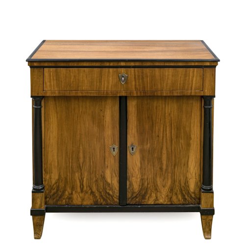 Halbschränkchen. Süddeutsch, um 1820. Nussbaum furniert mit zwei Halbsäulen. 86,5 x 83,5 x 46,5 cm.