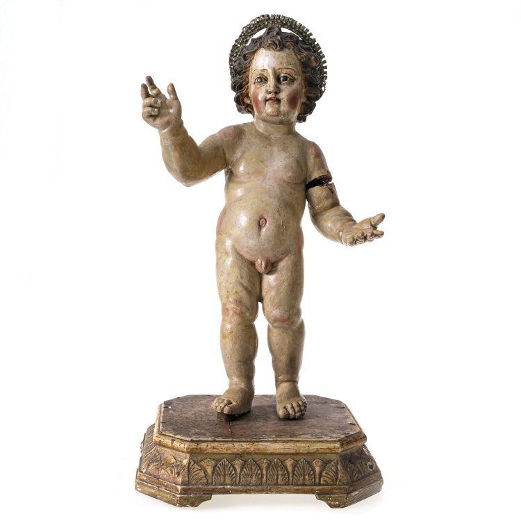 Italien, 2. H. 18. Jh. Jesusknabe als Salvator mundi. Holz, geschnitzt, übergangene Farbfassung. Weltkugel fehlt in der linken Hand. Augen aus Glas. Montiert auf einem rechteckigen Unterbau, H. ca. 7 cm. Jesusknabe H. ca. 42,5 cm. Rep., besch., insbes. am Arm und Glas. Hauptbild zu Objekt, Italien, 2. H. 18. Jh. Jesusknabe als Salvator mundi. Holz, geschnitzt, übergangene Farbfassung. Weltkugel fehlt in der linken Hand. Augen aus Glas. Montiert auf einem rechteckigen Unterbau, H. ca. 7 cm. Jesusknabe H. ca. 42,5 cm. Rep., besch., insbes. am Arm und Glas.,