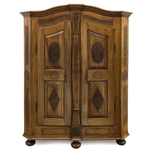 Kleiner zweitüriger Schrank. Franken, um 1820. Nussbaum furniert. 195 x 158 x 49 cm. Rep., rest. und ergänzt.