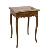 Beistelltisch. Süddeutsch, 19. Jh. Nussbaum furniert. 75,5 x 56 x 44 cm.
