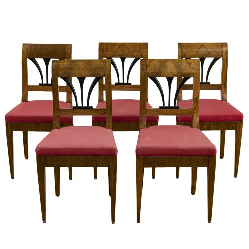 Fünf Stühle. Deutsch, um 1840. Nussbaum furniert. H. je ca. 85 cm. Sitzhöhe 46 cm.