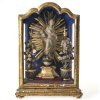 Maria Immaculata im Schrein. Wachsarbeit, Holz, mit Altarblumenvasen dekoriert. Besch. H. 32,5 cm.