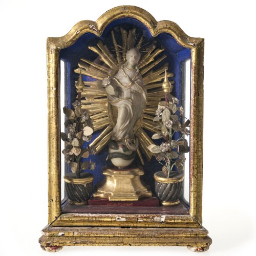 Maria Immaculata im Schrein. Wachsarbeit, Holz, mit Altarblumenvasen dekoriert. Besch. H. 32,5 cm.