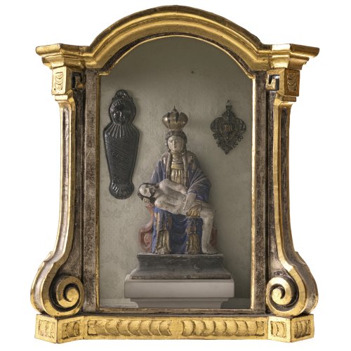Schrein mit Pietà. Holz, Farbfassung. Besch., eine Glasscheibe fehlt. 53 x 48 x 22 cm.