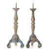 Zwei Kerzenleuchter. Holz, geschnitzt, Reste von Farbfassung. Besch. H. 35 cm.