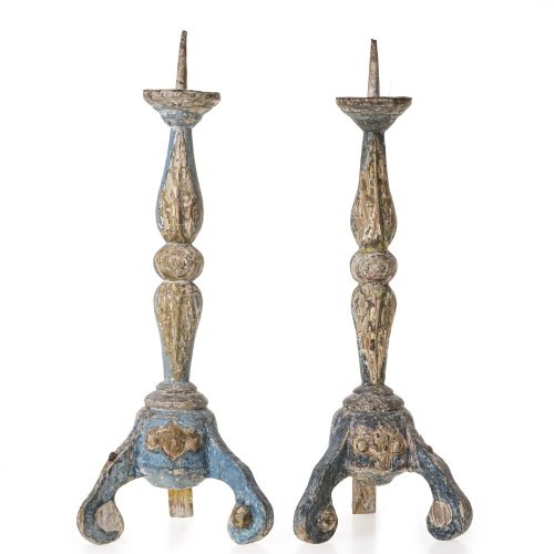 Zwei Kerzenleuchter. Holz, geschnitzt, Reste von Farbfassung. Besch. H. 35 cm.