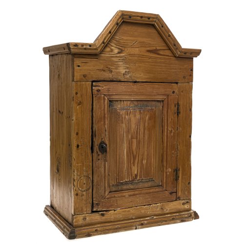 Kleines Wandkästchen (Schnapskästchen). Bayern, 19. Jh. Weichholz. 68,5 x 46 x 28 cm.