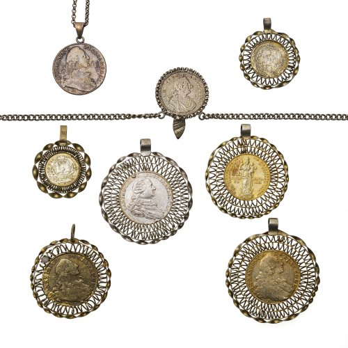 Konvolut Trachtenschmuck: Geschnürkette mit 6 Anhängern, 1 Kette mit Münzanhänger, 1 Gürtelhaken.