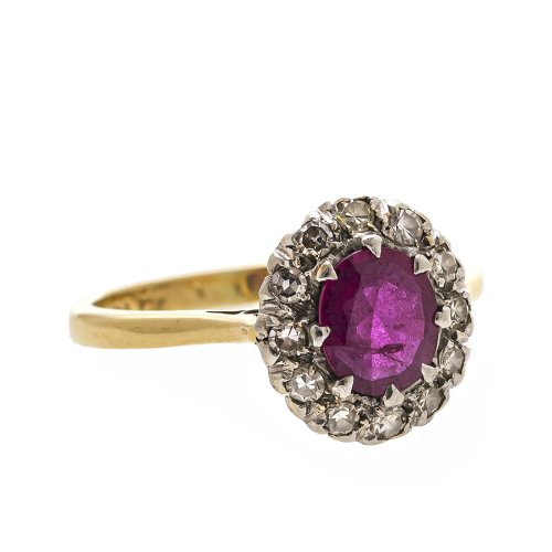 Ring. Rubinbesatz mit Diamantentourage. GG. Tragespuren.