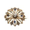 Brosche. Blütenrosette mit Diamant-, Saphir- und Perlenbesatz (eine fehlt). Gold