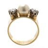 Ring. Gold, Zuchtperle und zwei Brillanten.