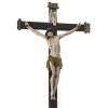 Christus am Kreuz. Gröden. Holz, Farbfassung. Alterungsspuren, Kreuzbalkenenden besch. H. 67 cm.
