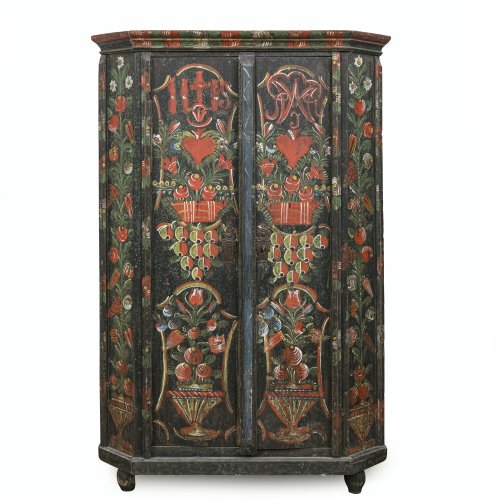 Bad Tölz, 19. Jh. Bauernschrank, Weichholz, übergangene Farbfassung. Zweitürig, mehrere Fachböden, teilw. fehlend. Mit Kugelfüßen. Rest. 165 x 111 x 47 cm.