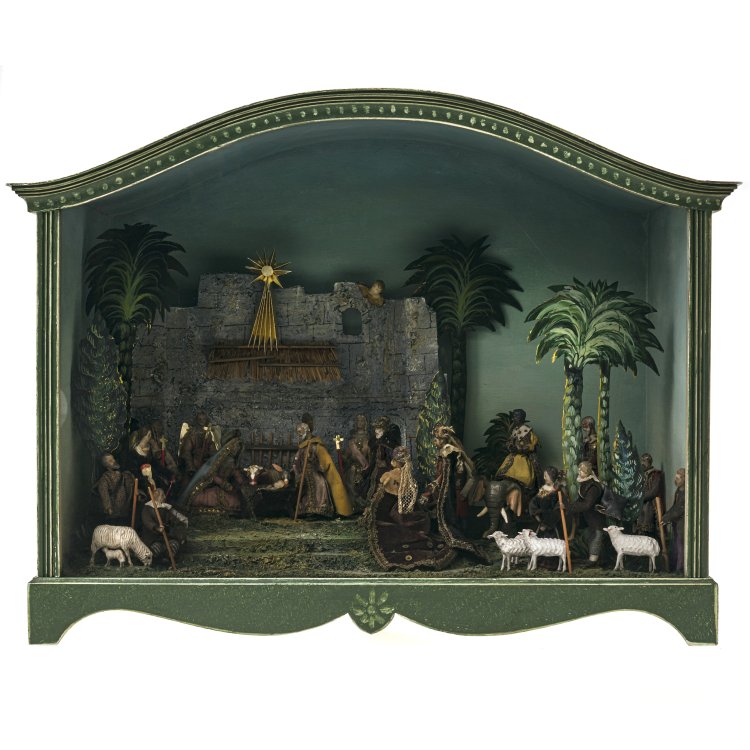 Kastenkrippe. Tirol, 19. Jh. Heilige Familie mit den Drei Heiligen Königen und Hirten vor ruinöser Kulisse. Figuren aus Wachs, Tiere aus Holz geschnitzt. Neuzeitlicher Kasten aus Oberammergau, schauseitig verglast. 41,5 x 45 x 28 cm. Alterungsspuren. Hauptbild zu Objekt, Kastenkrippe. Tirol, 19. Jh. Heilige Familie mit den Drei Heiligen Königen und Hirten vor ruinöser Kulisse. Figuren aus Wachs, Tiere aus Holz geschnitzt. Neuzeitlicher Kasten aus Oberammergau, schauseitig verglast. 41,5 x 45 x 28 cm. Alterungsspuren.,