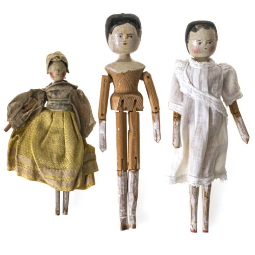 Drei Puppen. Gröden. Holz, Köpfe bemalt, zwei bekleidet. Alterungsspuren, best. H. 22-29 cm.