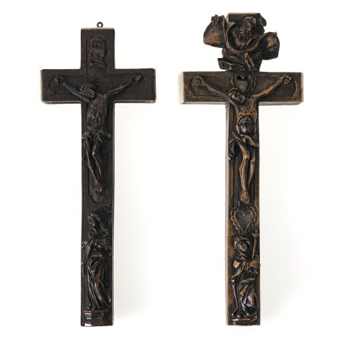 Zwei Reliquienkreuze. Oberammergau. Holz, mit Inhalt. Eines min. besch. L. 24,5-25,5 cm.