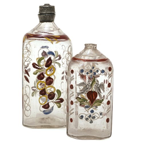 Zwei Schnapsflaschen. Alpenländisch. Farbloses Glas, farbige, florale Emailmalerei. Eine mit Verschluss, eine ohne. H. 11,5-16 cm. Alterungs- und Gebrauchsspuren.