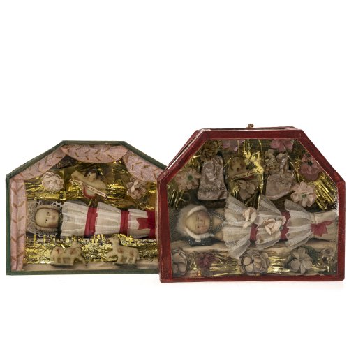 Zwei Kästchen mit Fatschenkindeln. Oberammergau. Wachs, mit Goldfolie und Gaze dekoriert. H. 15-16,5 cm.