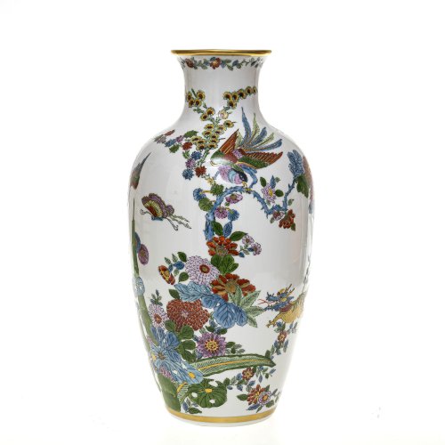 Vase. Porzellan, farbiger Emaildeor, Goldrand. Blumendekor mit Vögeln, einem Drachen und Schmetterling. Südostasien. H. 39 cm.