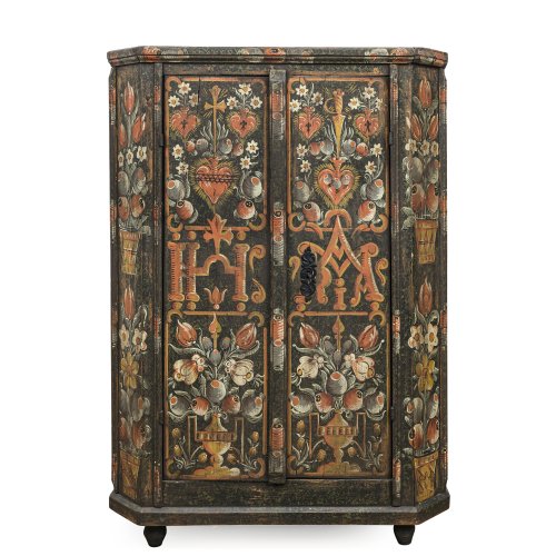 Bauernschrank. Bad Tölz. Farbig bemalt. Herz Jesu- und Herz Mariämotive sowie Blumenvasendekor. Besch., rest., erg. 156 x 112 x 48 cm.