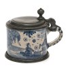 Kleiner Deckelkrug. Fayence, Blaumalerei, Zinnmontierung. Besch., Haarrisse. H. 11 cm.