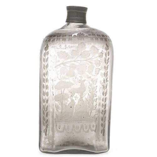 Schnapsflasche. Farbloses Glas, Schliffdekor. Freundschaftmotiv bzw. Steinbock. H. 18 cm.