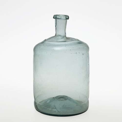 Zylinderflasche. Hellgrünes Glas. Min. Kratzspur. H. 33 cm.