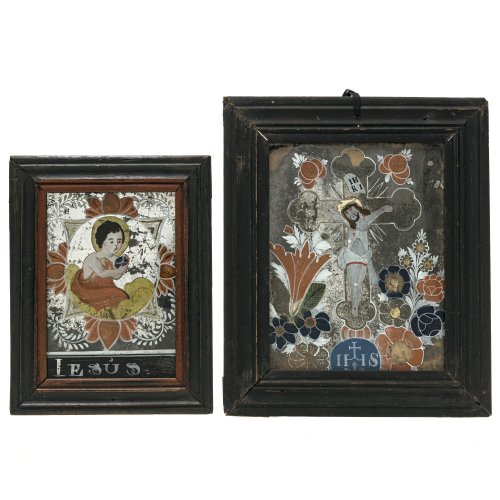 Zwei Spiegelglasbilder. Christus am Kreuz bzw. Jesuskind. Buchers. Farbablösungen, eine Rückwand erg., ein Glas beschnitten. 21 x 16,5 und 17 x 11,5 cm.