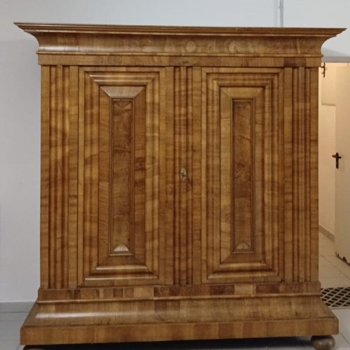 Wellenschrank. Frankfurt, 18. Jh. Nussbaum, furniert. 208 x 180 x 66 cm.