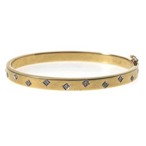 Armreif. Gold, Diamantbesatz. Tragespuren.