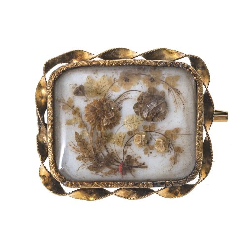 Brosche. Filigrane Arbeit mit Naturalien, Kordelrand. Silber, vergoldet.