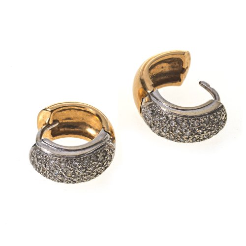 Ein Paar Creolen. WG/GG, Diamantbesatz. L. 1,3 cm.