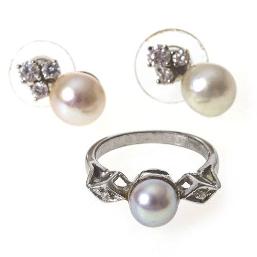 Ring und ein Paar Ohrstecker. WG, Perlen- und Brillantbesatz.