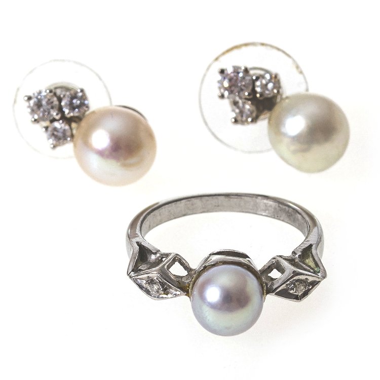 Ring und ein Paar Ohrstecker. WG, Perlen- und Brillantbesatz. Hauptbild zu Objekt, Ring und ein Paar Ohrstecker. WG, Perlen- und Brillantbesatz.,