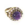 Ring. GG, Amethystcabochon, Zuchtperlenentourage.