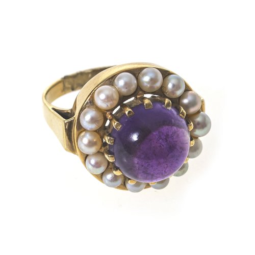 Ring. GG, Amethystcabochon, Zuchtperlenentourage.