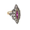 Ring. Spitzovaler Ringkopf mit Rubin- und Diamantbesatz.