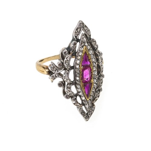 Ring. Spitzovaler Ringkopf mit Rubin- und Diamantbesatz.