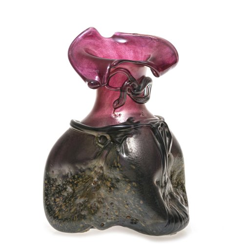 Jugendstil Vase. Rötliches und metallfarbenes Überfangglas mit eingeschmolzenen Schleifen, teiweise irisierend. H. 19 cm.