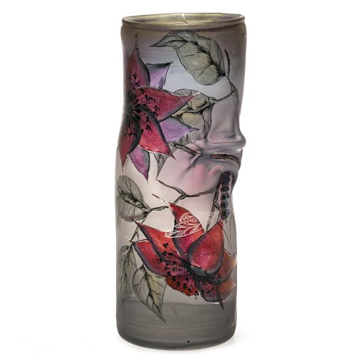 Eisch, Erwin.  Mattes, leicht irisierendes Glas mit vollflächiger polychromer Malerei. Darstellung einer Libelle, teilw. dreidimensional gearbeitet. Sign. und dat. 89. Minim. Gebrauchsspuren.