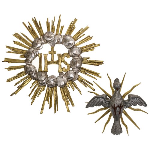 Zwei Holzschnitzarbeiten. Süddt., 19./20. Jh. Holz, geschnitzt. IHS-Symbolik im Strahlenkranz und Heiliggeisttaube. Übergangene Farbfassung. Rep., best.