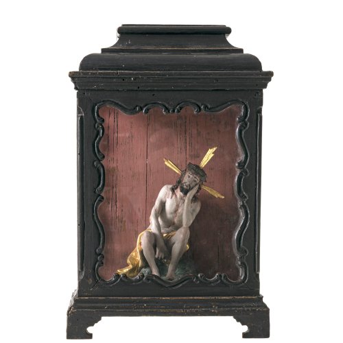 Süddt., 19. Jh. Christus in der Rast. Holz, geschnitzt, übergangene Farbfassung. Holzkästchen neuzeitlich, wohl später ergänzt. Kasten ca. H. 32,5 cm. Minim. besch.