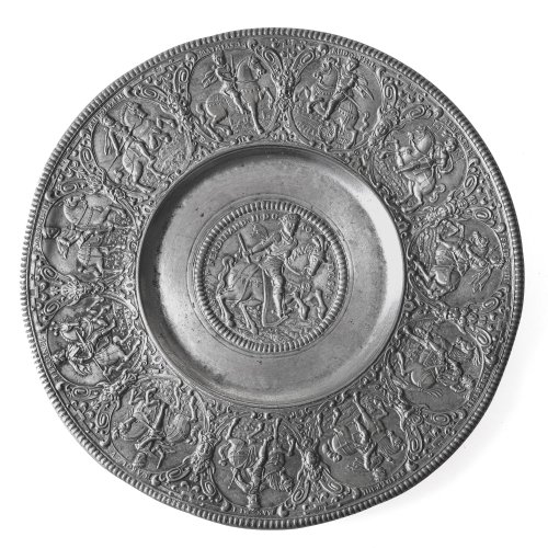 Krönungsteller Ferdinand II. Nürnberg, 17. Jh. Zinn, reliefiert. Spiegelmedaillon mit der Darstellung von Ferdinand II. hoch zu Ross, umgeben von elf römisch-deutschen Kaisern. ø 19,8 cm. Dat. 1630, Alterungsspuren, Marke berieben.