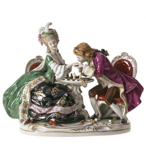 Thüringen, 20. Jh. Porzellanmanufaktur Scheibe-Alsbach. Galantes höfisches Paar beim Schachspiel.  Weißporzellan, farbige Aufglasurmalerei. Unterseitig Marke. Minim. ber. und unterseitig best.