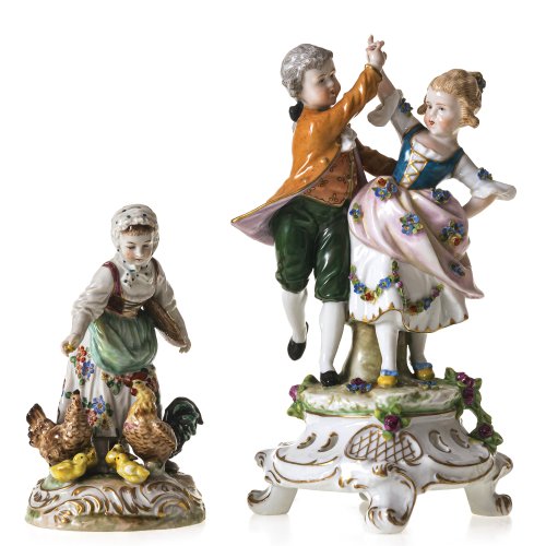 Zwei Porzellanfiguren.
1. Thüringen, 1. H. 20. Jh. Aelteste Volkstedter Porzellanmanufaktur. Weißporzellan, farbige Aufglasurmalerei und golden staffiert. Darstellung eines jungen Mädchens beim Füttern der Hühner. Rücks. Marke. Teilw. berieben.
2. Thüringen, 20. Jh. Schwarza-Saalbahn. Weißporzellan, farbig und golden staffiert. Tanzendes junges Paar als Allegorie des Frühlings. Rücks. u.a. Marke 