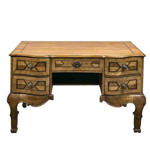 Schreibtisch. Barock. Obstholz, geschnitzte Füße, Rechteckeinlagen mit geschwärzten Bändern. Furnierschäden, rest. 78 x 126 x 76 cm.