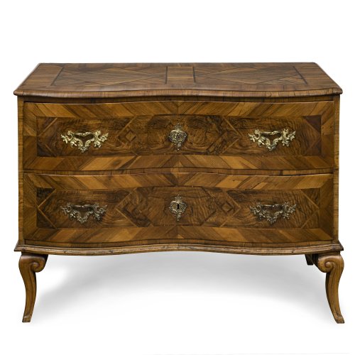 Kommode. Barock. Nussbaum, furniert. 2-schübig, Oberseite mit Rautenfüllungen. Leicht besch., rest. 84 x 117 x 59 cm.