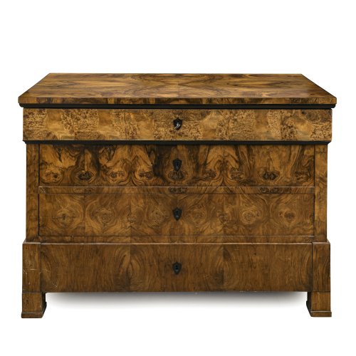Kommode. Um 1800. Wurzelholz, furniert. 4-schübig, geradlinig. Kleine Furnierschäden. 92 x 126 x 61 cm