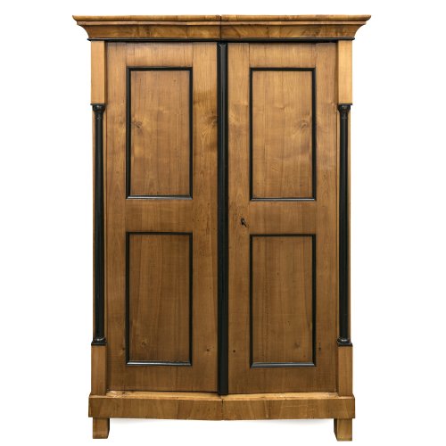 Biedermeierschrank. Kirschbaum, zweitürig. Rest., besch. (Schellack mit Rissen), Schloss erg. 187 x 125 x 57 cm.